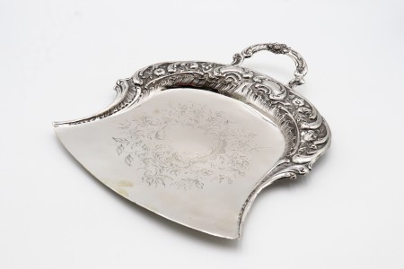 Apanha-migalhas e escova em prata com relevos, gravados de folhas e flores